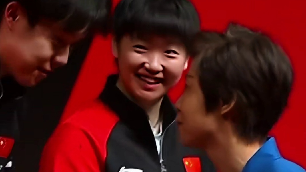 大魔王张怡宁为莎头颁奖，莎莎笑得好开心，混双亚军也很棒了