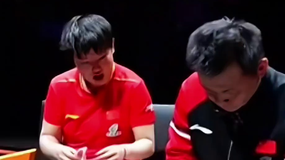 孙颖莎遭遇伤病困扰，队医为其缠上胶布，希望伤病远离莎莎