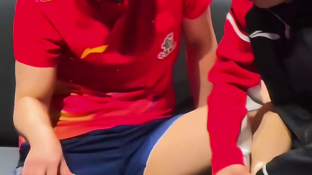 孙颖莎受伤退出比赛，表情难受令人心疼，望早日恢复