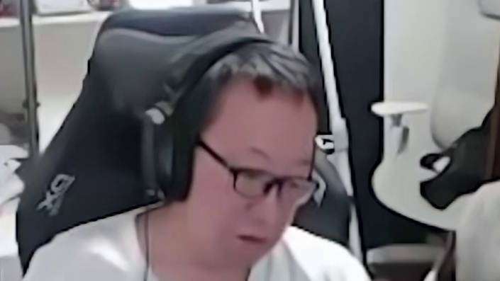 蛇哥说麻瓜回去过不了安检，行李箱里面全是他打残局剩下的道具