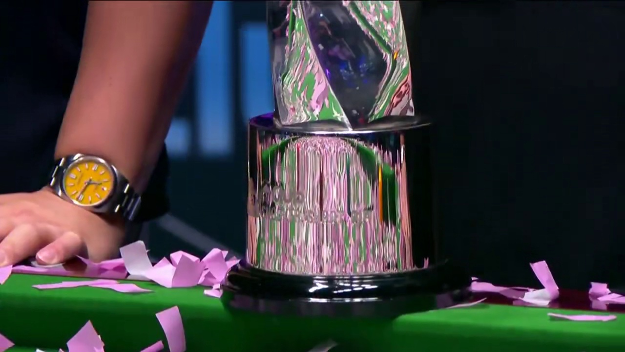 冠军奖杯——最完美的生日礼物 2025斯诺克单局限时赛 冠军——阿尔菲·博登的捧杯时刻
同时今天也是