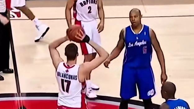 篮球赛场上的激烈对决，两队球员握手致意#篮球#