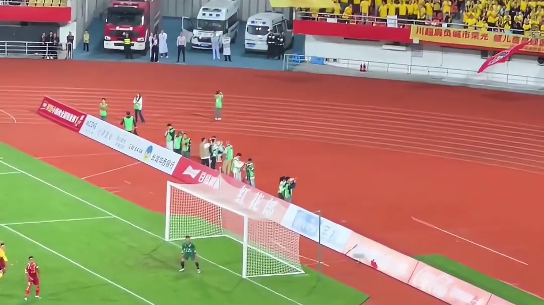 这可是实拍的比赛足球现场