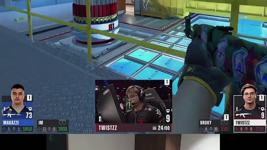 总监9滴血四杀拿下残局！燃尽自己，艰难拿分！ #玩机器csgo#cs#csgo#donk