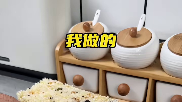 把大米放进油锅里炸一炸，出锅就是我小时候最喜欢吃的一道零食，香甜酥脆也太好吃了