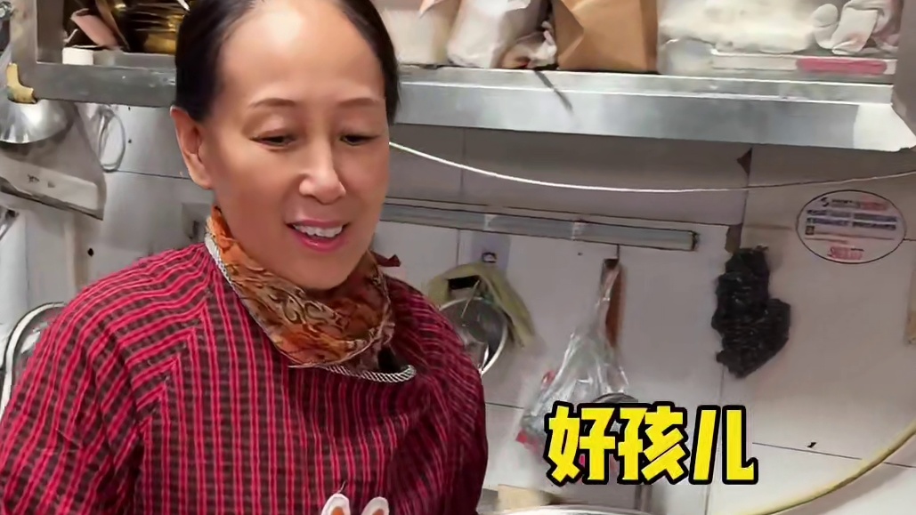 沈阳街头土豆片涮冷面和鸡架粉真的太过瘾烟火气的美食我爱吃