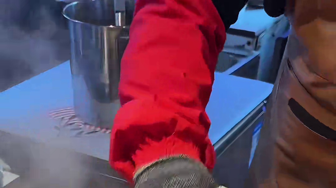 偶遇无声烤冷面小摊虽然老板听不见说不出，但是摊位很干净微笑很治愈