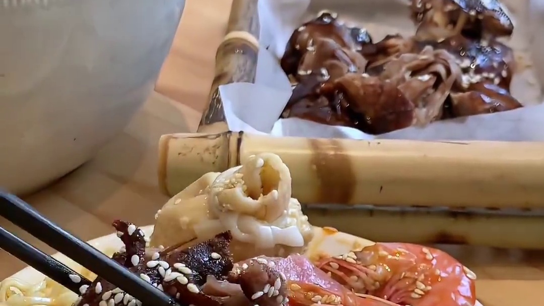 撒上桂花的mini青团冰粉！加上芝麻脆皮鸭！好馋啊！！