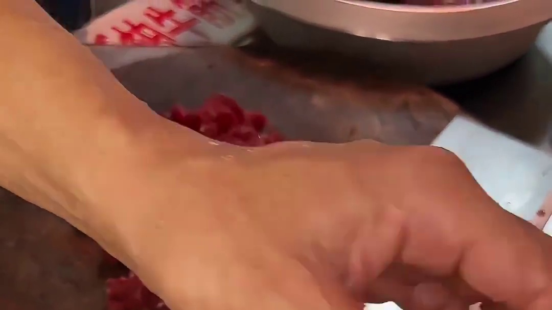 潮汕50元牛肉泡面！老板：浇五勺不熟不要钱…