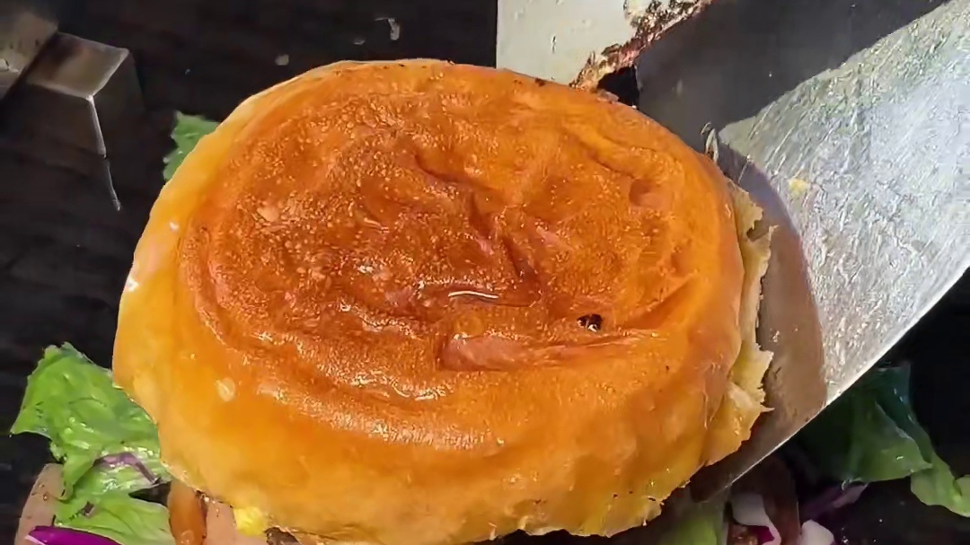 一口就爱上的霸王牛肉汉堡！！加倍的芝士我真的馋死啦！