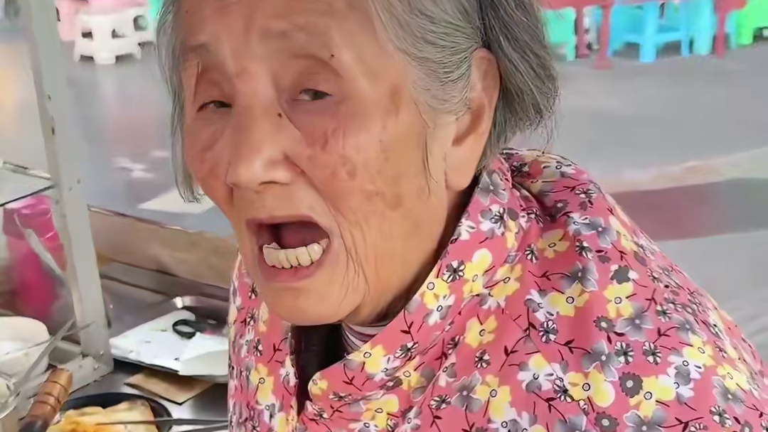 100元买成都91岁蛋烘糕婆婆，婆婆说话声音还是那么大