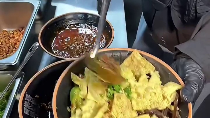 终于也吃到了干拌螺蛳粉！炸过的溏心蛋和浸满汤汁的豆泡真的绝～