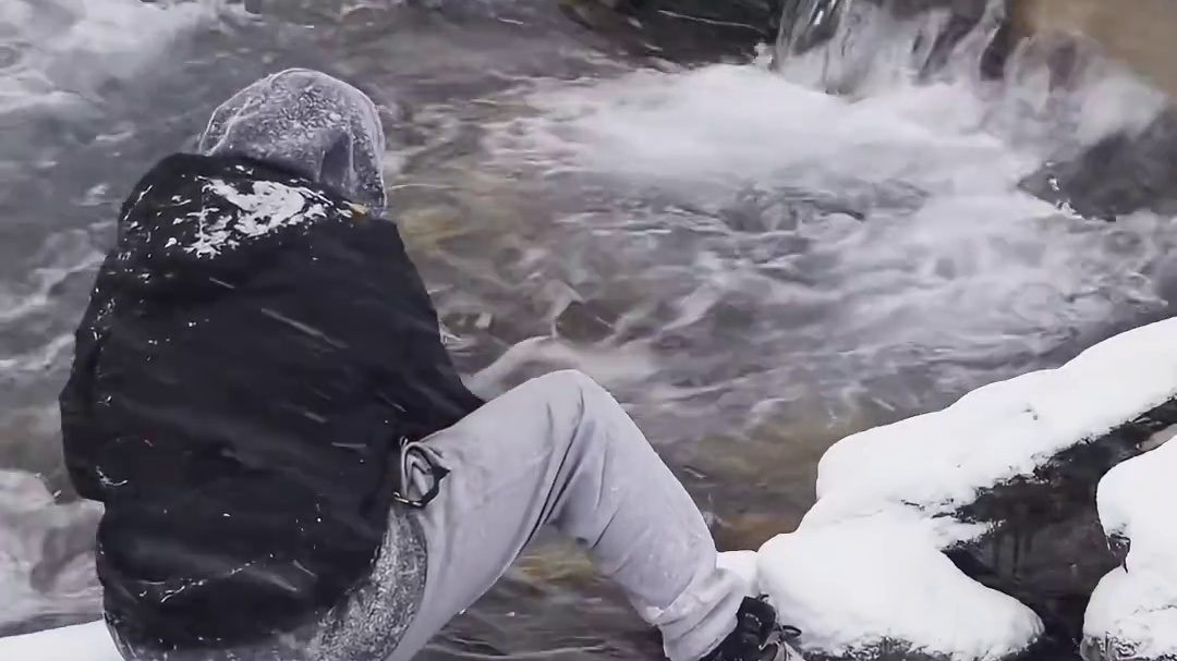 第2集：暴雪天山中搭建帐篷营地，享受户外露营，暴雪天户外生活