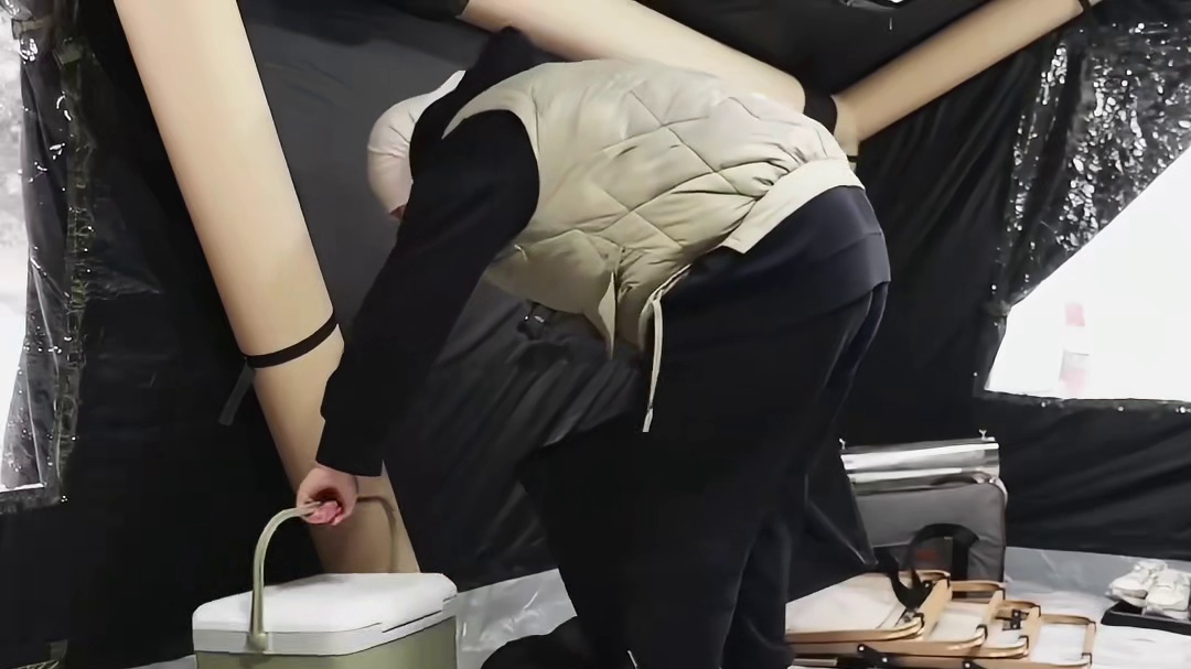 第1集：暴雪天山中搭建帐篷营地，享受户外露营，暴雪天户外生活