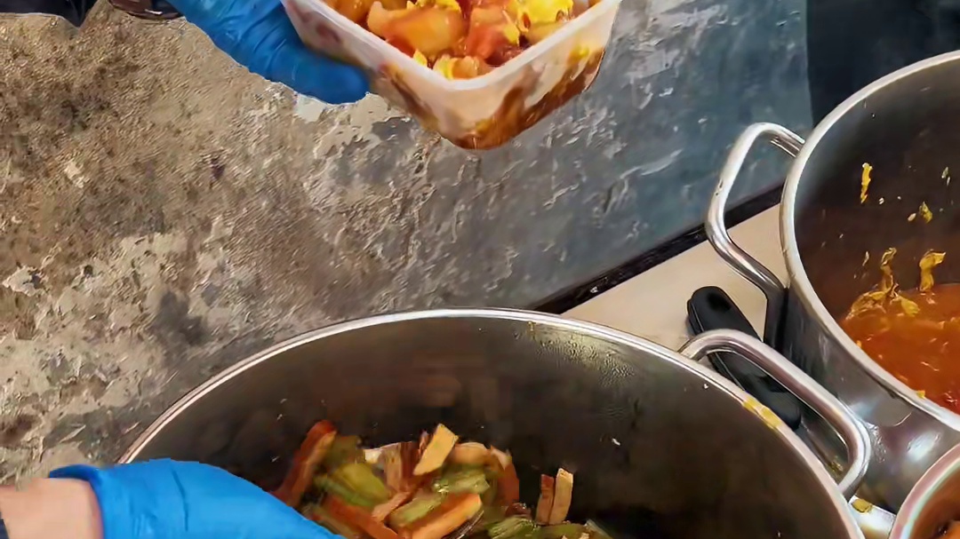 16一份的3荤7素全家福盒饭，你们帮我看看值不值？