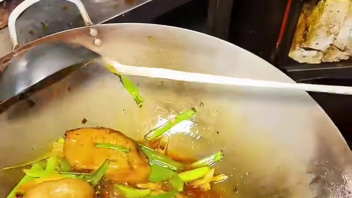 成都街头回锅肉、一片比脸还大呢、真的太下饭了