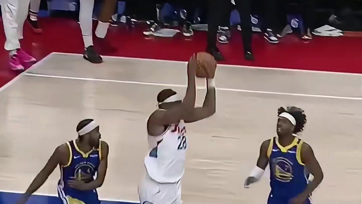 整整5年！继19赛季后，库里首次在比赛上完成扣篮