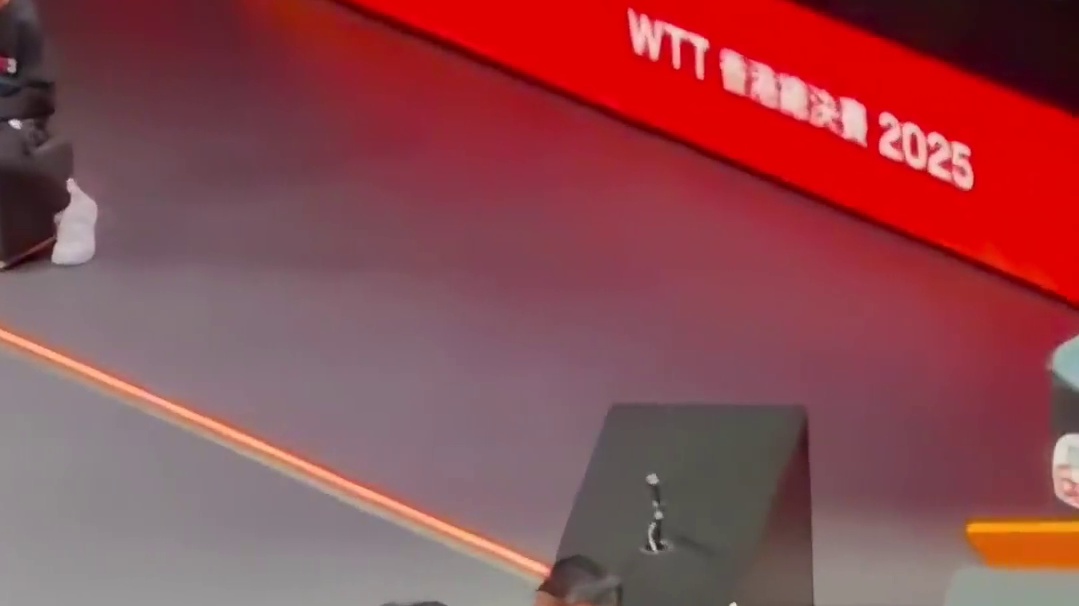 王楚钦因伤退赛，王皓心疼地拍拍手，回去好好休息恢复身体！