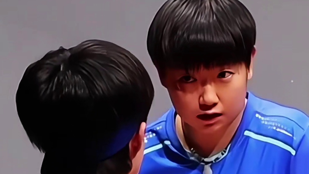 王楚钦对孙颖莎满满的关心，颁奖典礼上张怡宁让莎莎笑得好开心！