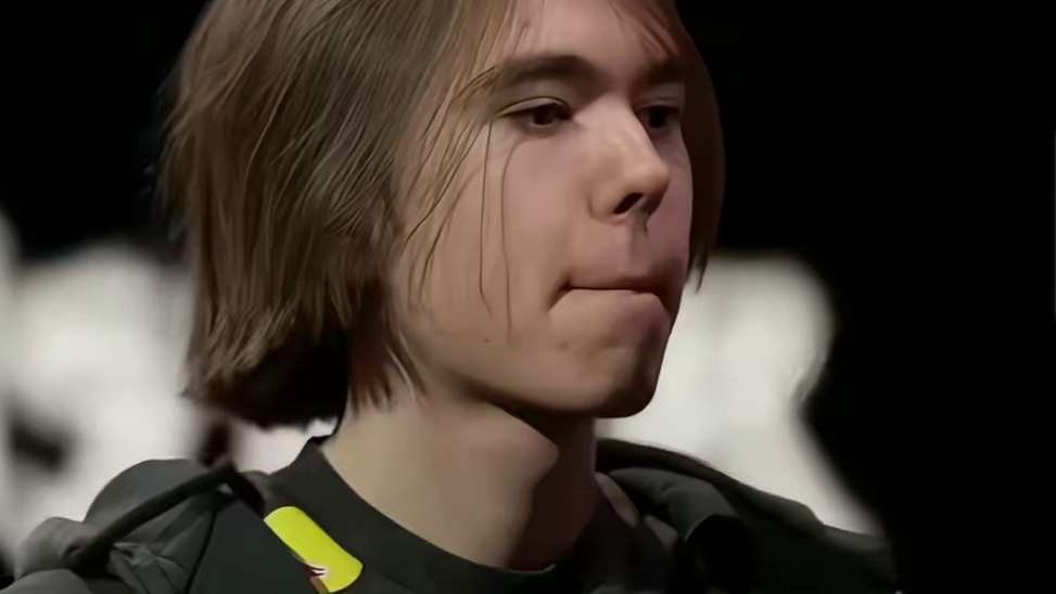 Danking看绿龙淘汰采访，气的跳起来打zweih