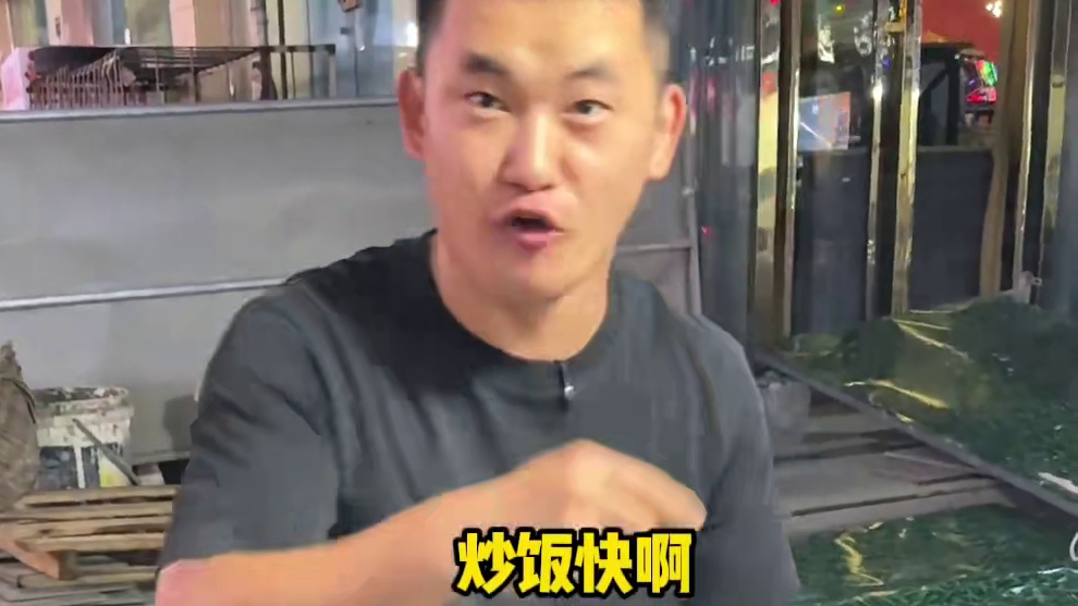 街边炒饭天花板颠锅手艺，这是炒饭的艺术