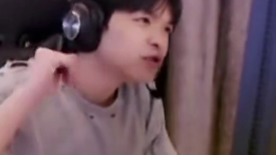 表哥：明天小凯通行证不打了 去打巅峰赛了