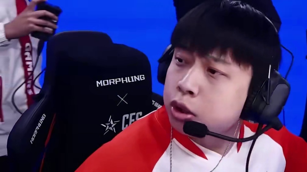 论教练的重要性 菲律宾小孩战队输了第一张图后并未返回更衣室，教练依旧在台上鼓励或者教育队员。#菲律宾