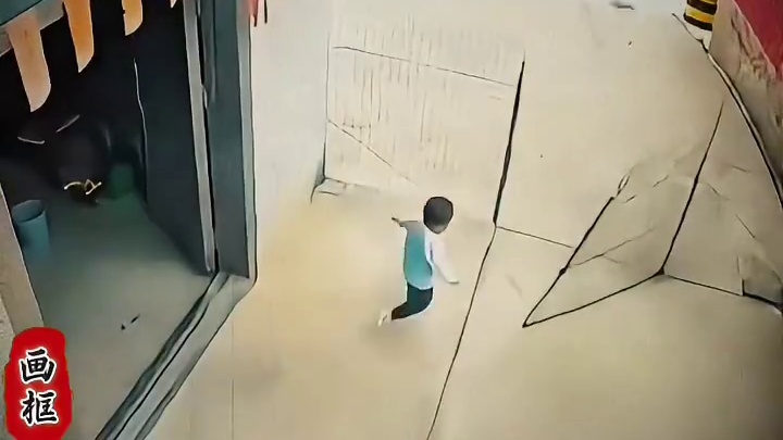 孩子独自出门跑向路边，老人出来看了一眼随后关门离开