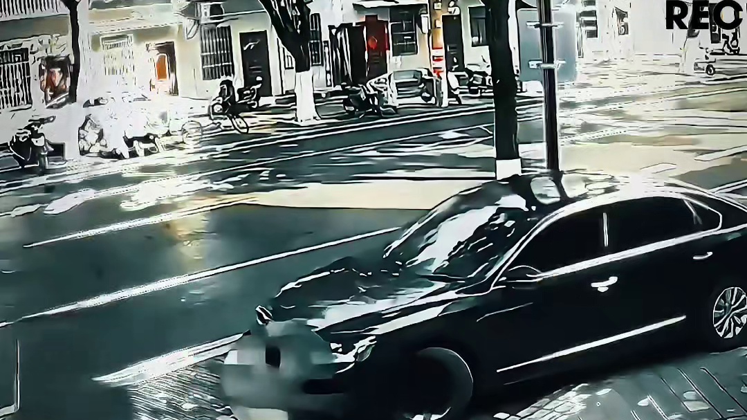 黑车掉头及时避让电瓶车，女子竟故意制造无接触事故碰瓷