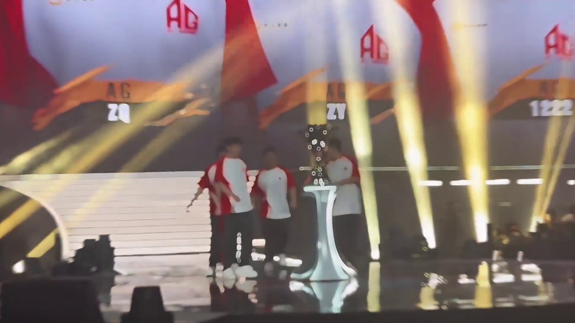 恭喜兄弟们！我们是世界冠军！#穿越火线 #AG获得2025CFS总冠军 #2025CFS世界总决赛 