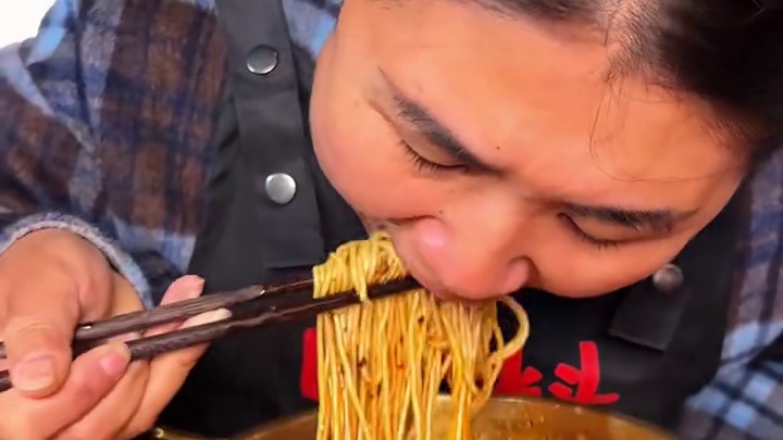 姐姐跟着姊妹伙一起来挑战5两面，闺蜜已经挑战成功，就看她的了！#小面调料 #重庆小面 #美食