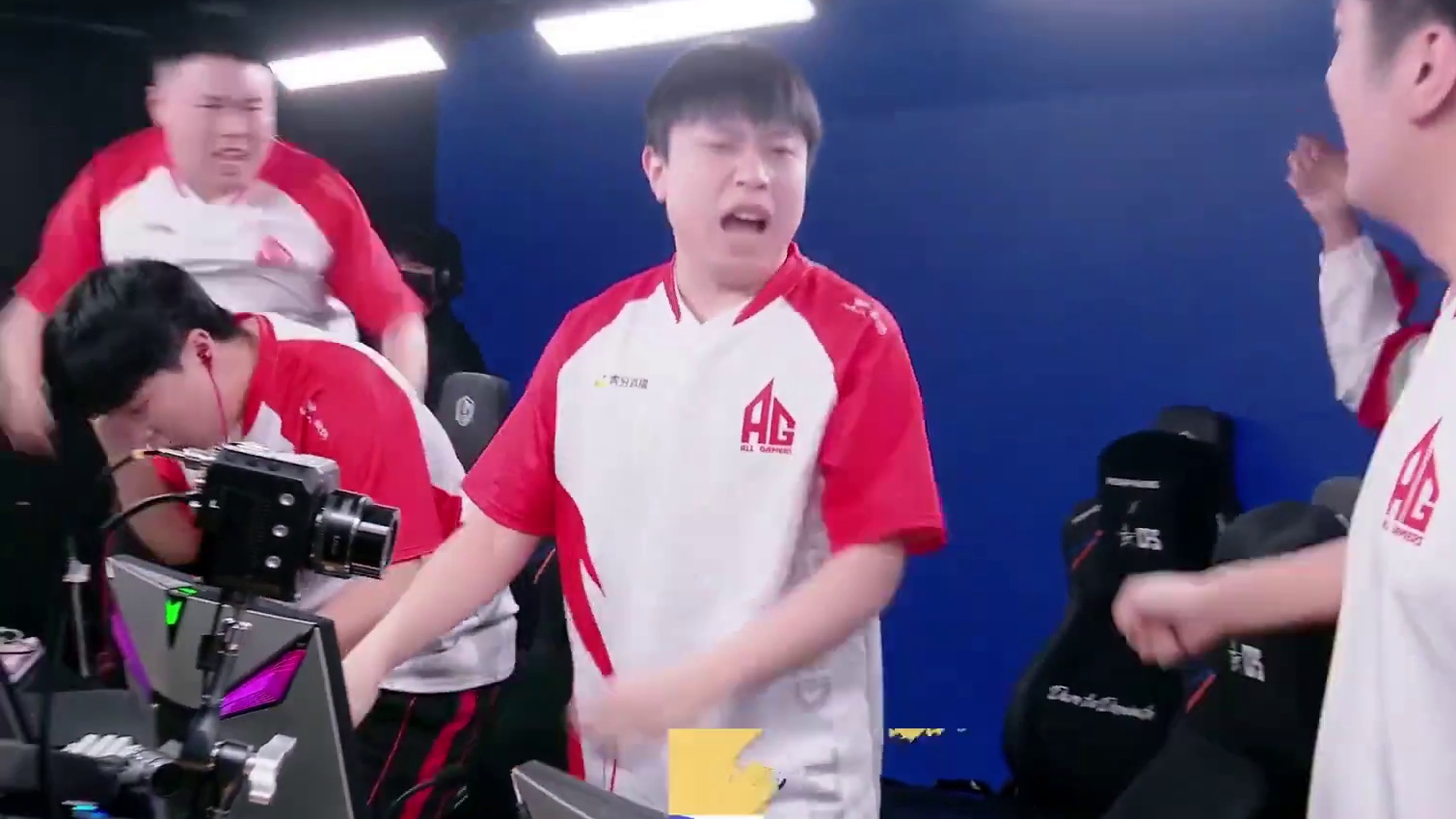 今夜，我们在家乡成都赢下2025CFS世界冠军，1461天的累积沉淀终迎此刻，成都AG捧起队史第三座