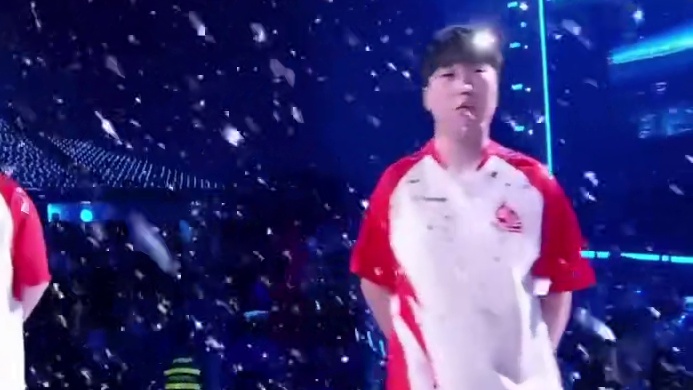 白鲨看世界赛开幕式，奖杯从天而降！全员凝视奖杯淋金色雨！#CFS再次迎来中外大战 #2025CFS世