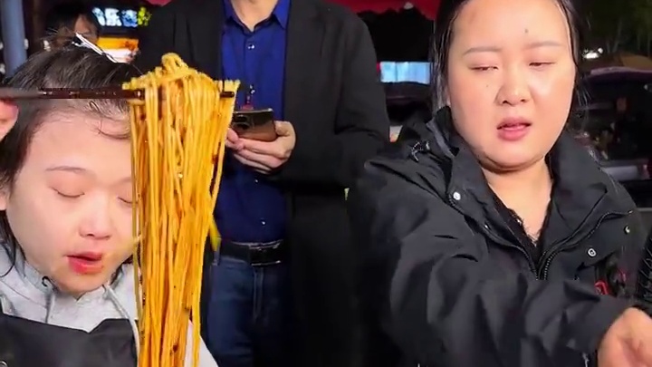 看着像小学生的妹妹来挑战3斤小面，说感觉自己会翻车，但是吃面一大口接大一口！