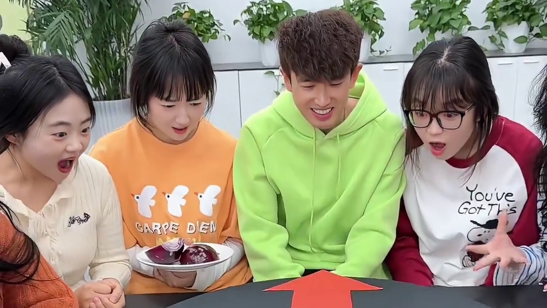 转到谁谁就吃 #办公室游戏 #搞笑