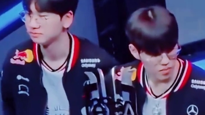 Doran奖杯举不动了，然后就示意Oner帮忙