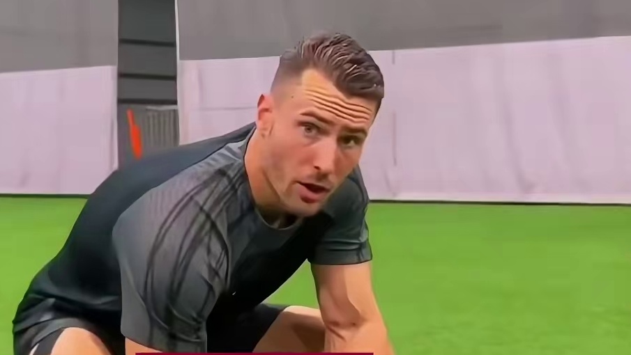 足球旋转有诀窍，绿茵场上把技巧找