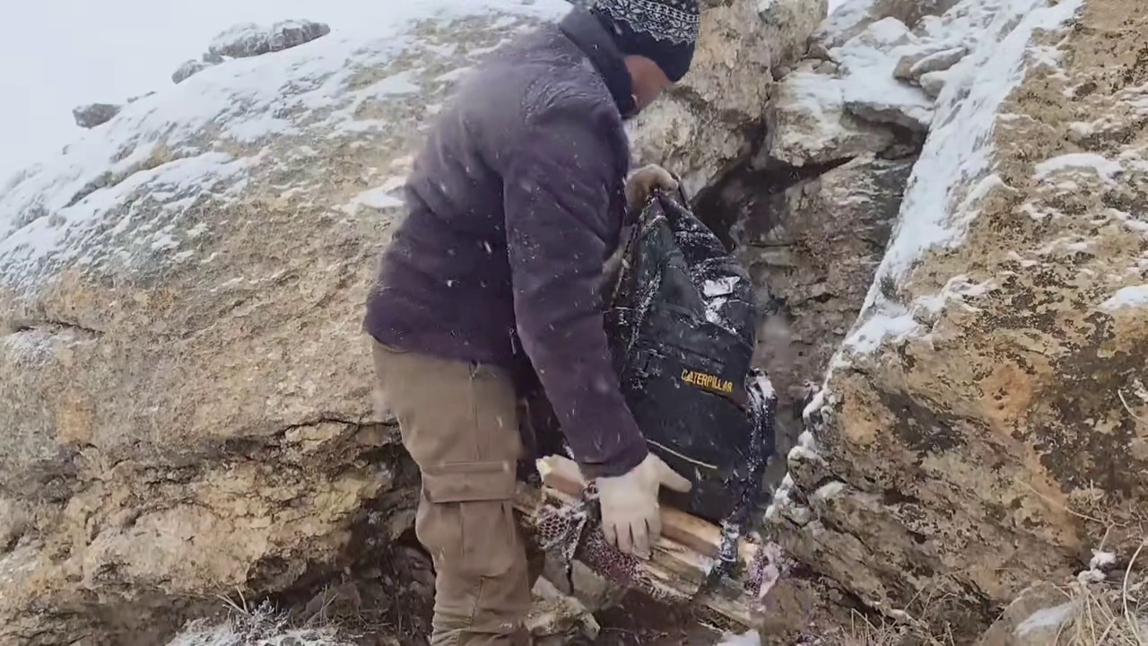 被困在冬日的积雪中，在冰雪覆盖的山脉里搭建庇护所。#冬季雪中露营 #野外露营 #野外生存 #户外露营