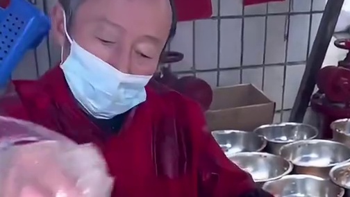 巨多配料的沙茶面，这勺沙茶汤是灵魂