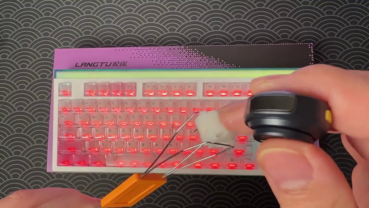 带灯箱的狼途T87键盘，还给到12000毫安电池和七层填充。 #狼途#狼途T87#情绪漫游指南#狼途