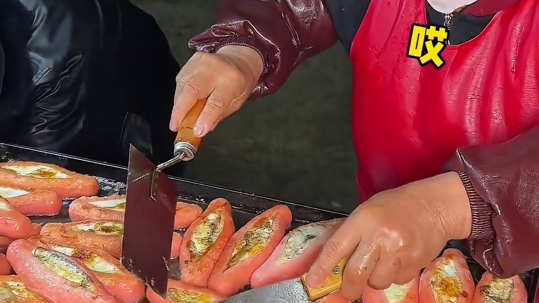 校门口3元一根的鸡蛋淀粉肠！爷爷奶奶真的好真诚。。。