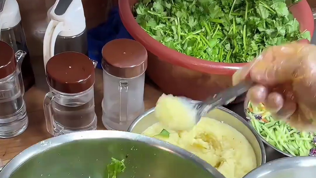 东北街头40多种菜品的大拌菜这么多才11。5吃起来真过瘾