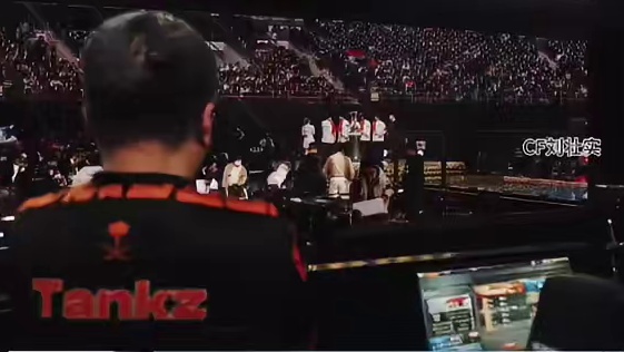 何为电竞精神？STS的教练Tankz，在AG走向舞台中央时在后面给AG鼓掌，在战胜QAD后安慰拥抱F