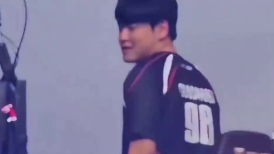 Gumayusi赛后落泪，看着曾经共患难拿下三连冠队友从身边路过，他真的太爱T1了，管理层当个人吧，你真的不配拥有这么多好的选手 ​​​