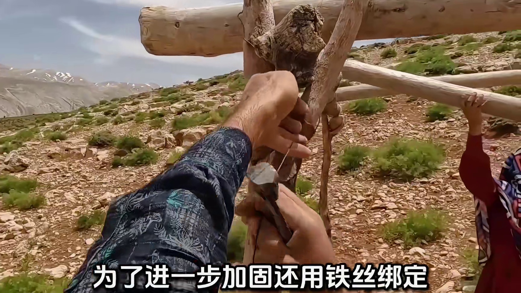 第1集：男人在荒漠迁徙，找到适合居住的山坡，开始建造新的家园