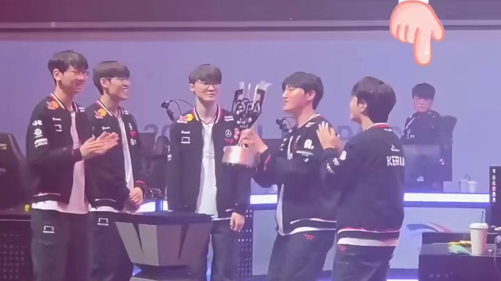 Gumayusi看到Peyz举起奖杯时。，他的心里又在想些什么呢？ （T1战胜HLE获得Kespa杯冠军，Faker获得生涯第一个k杯冠军，Faker首个K杯冠军，Peyz获得FMVP。） ​​​