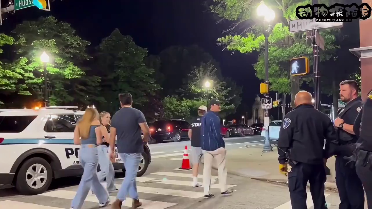 美警开装甲车强行拆房，房主暴怒选择和房子同归于尽
