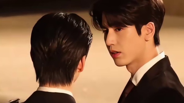 张凌赫拍戏，蚊子进嘴里