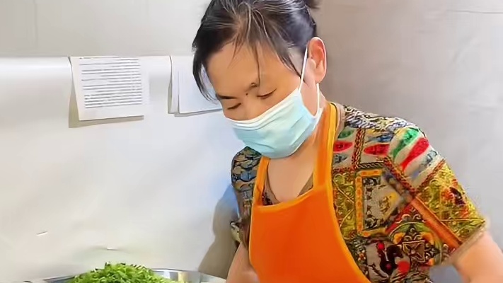 成都巷子里的凉拌菜、听说阿姨都靠这个买几套房了，不知道是不是 真的