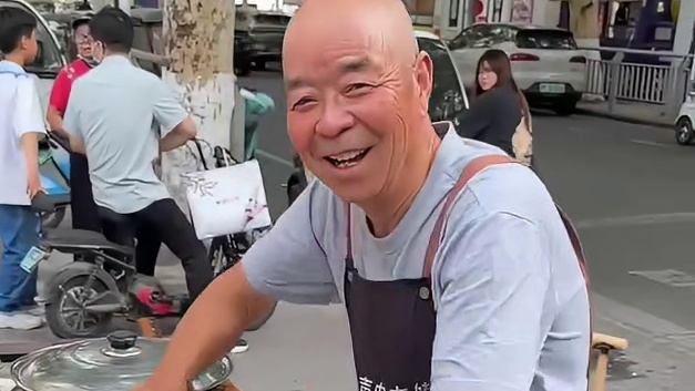 街头无声肉夹馍爷爷、爷爷还是这么的活泼开朗